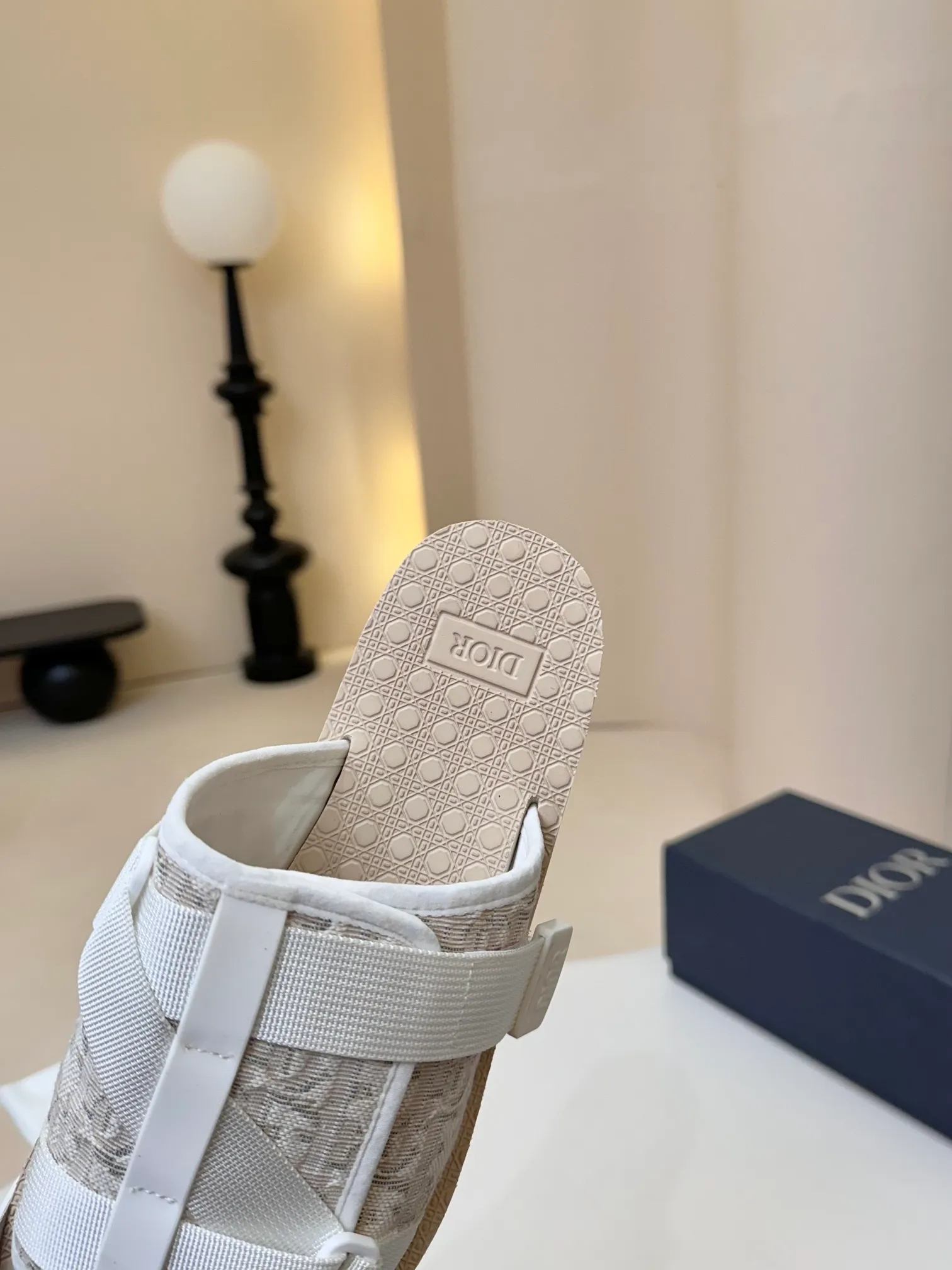 [Dior] P: 300💰 -Size: 38-46 Dior Dior D’s classic men’s slippers, high-end boutique, original material, pure cotton printed canvas upper, fine workmanship, super soft sole, casual, loose and comfortable, a must-have in summer!